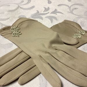 Lovely, vintage FRUIT OF THE LOOM.  ladies, gloves, tan design designed
